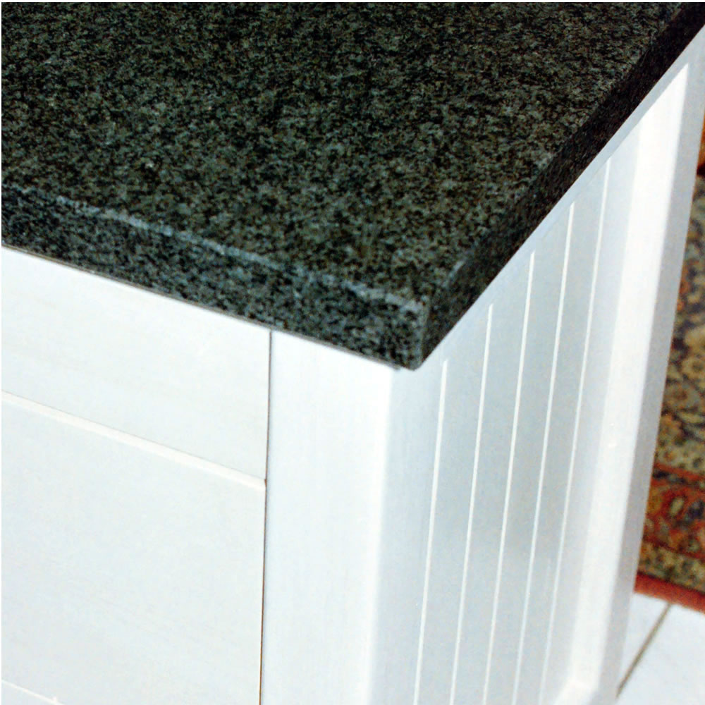 Massivholzküche mit Granitarbeitsplatten