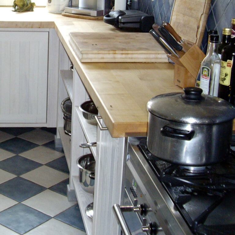 Fichte Massivholzküche mit Ahornarbeitsplatte