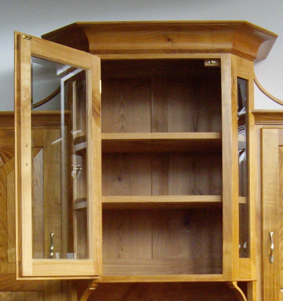 geöffnete Vitrinentür im Aufsatz