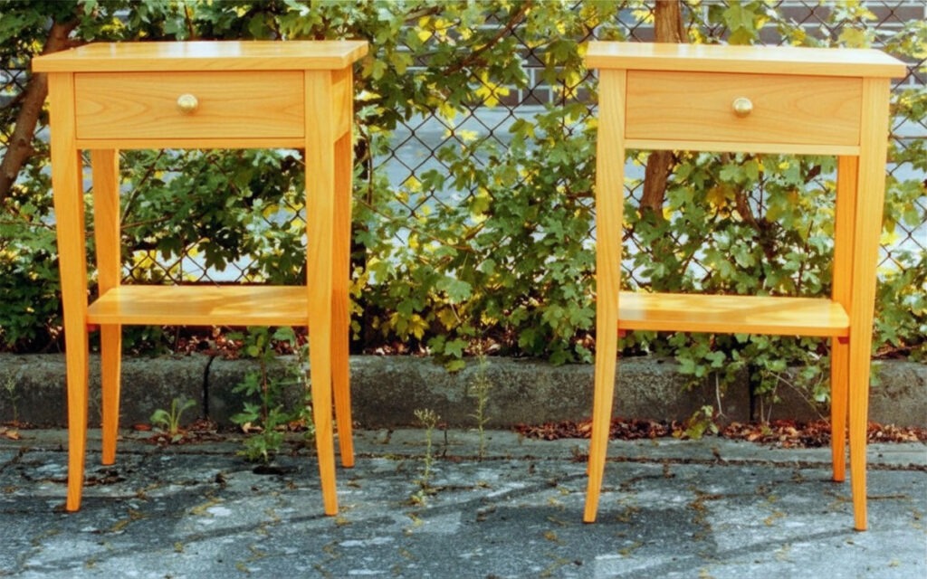 Beistelltische als Nachttische Komplett Kirsche massiv. 1schübiger Beistell- Nachtisch. Handgezinkte Schübe mit Messingknopf Mit einem Zwischenboden.