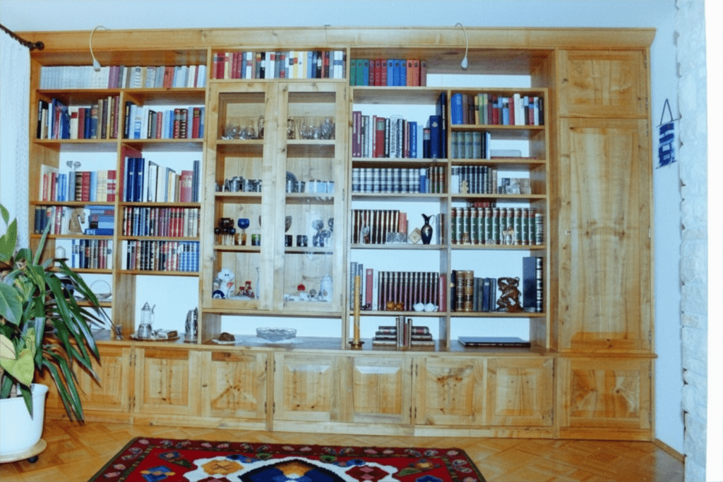Komplett aus Kirsche hergestellter Schrank