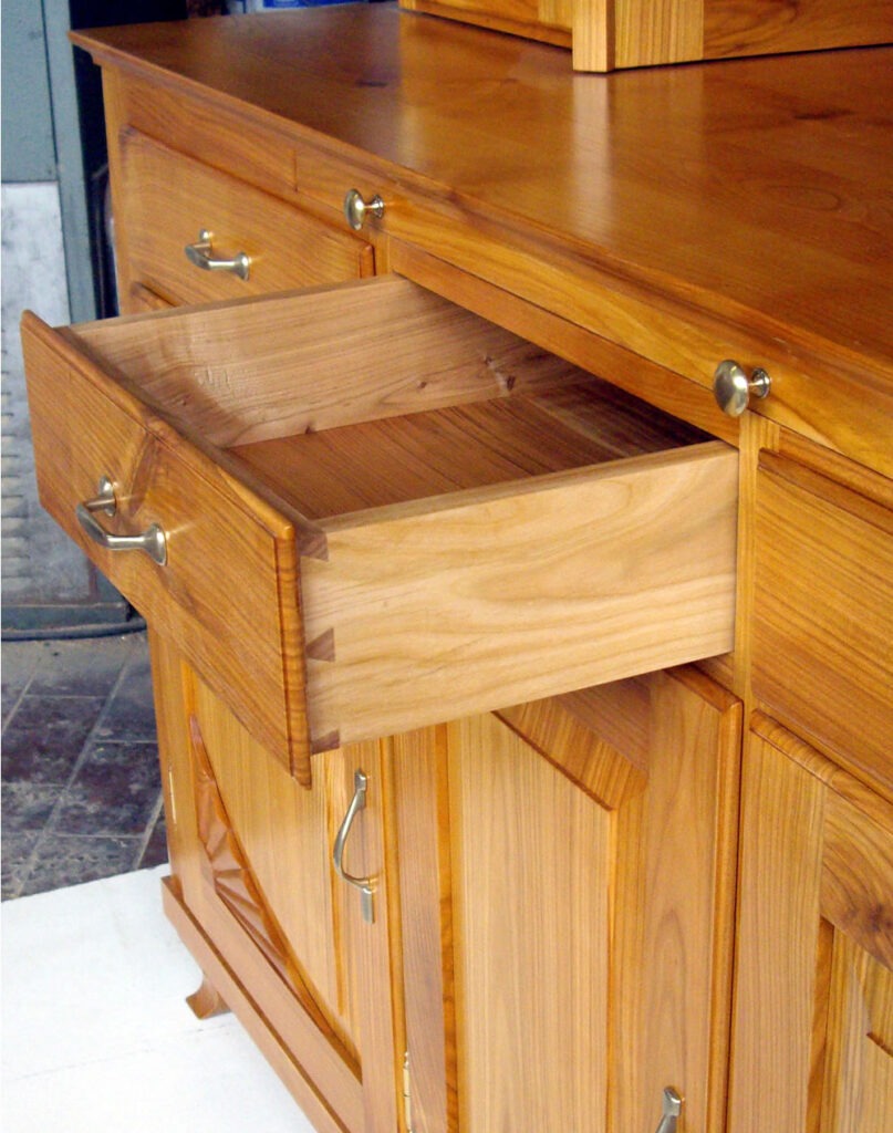 Schukasten mit Zinken vom Küchenbuffet
