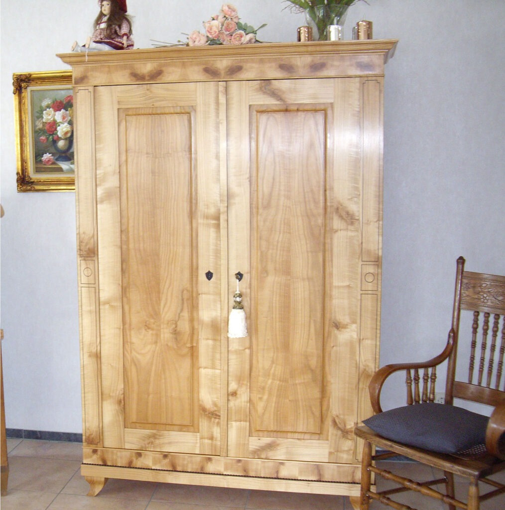 2türiger Wohnzimmerschrank aus massiv Kirschbaum
