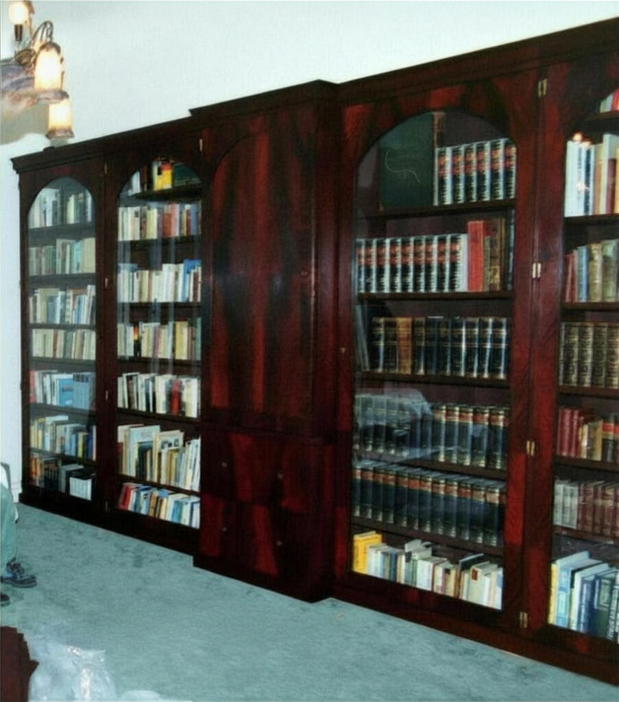 Bücherschrank aus massiven Mahagoni und Pyramidenmahagoni Sägefurnier