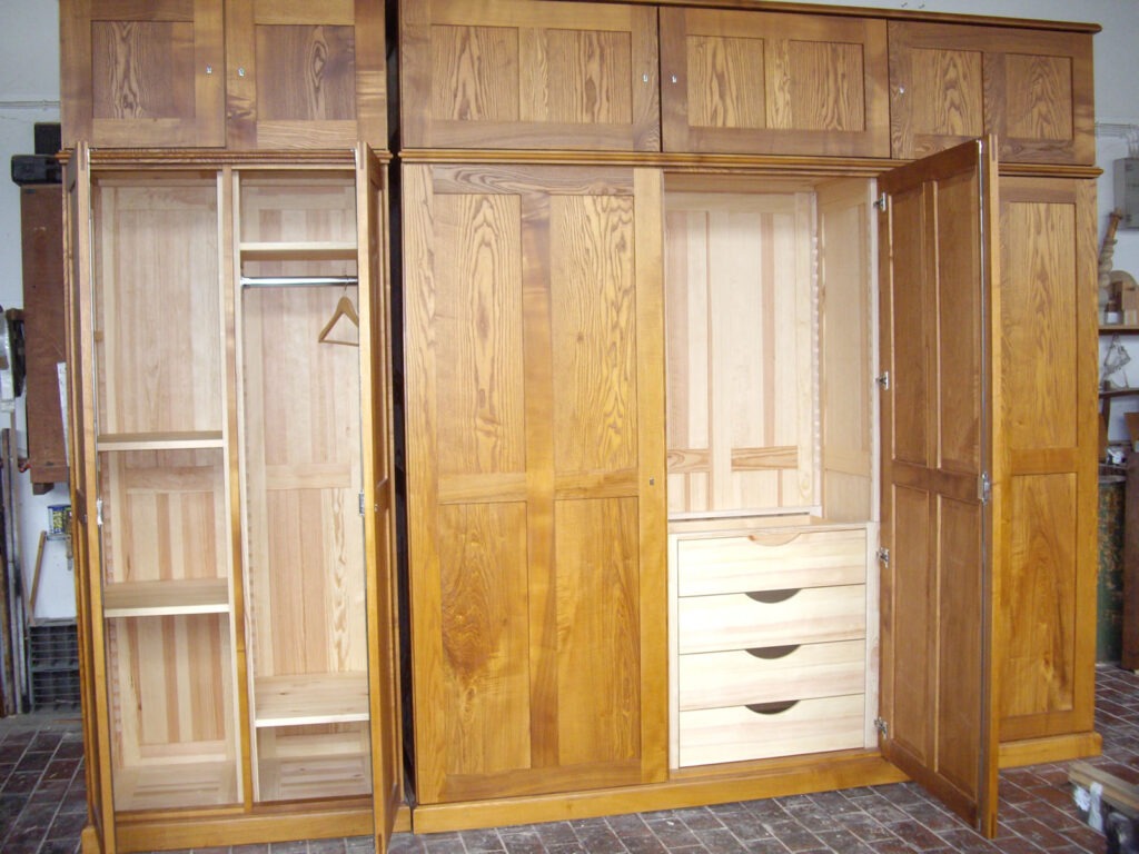 Grosser Schrank mit geöffneten Türen