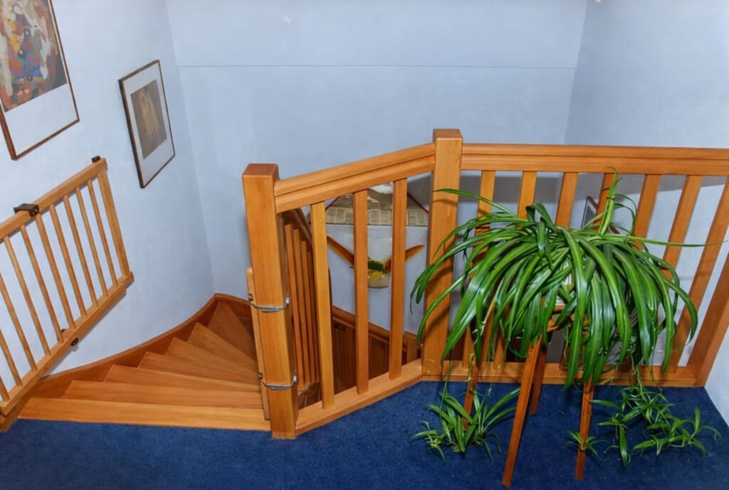 Bild von einer Treppe aus Buche